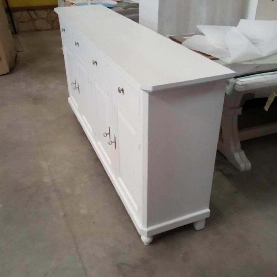 Credenza in legno massello stile Arte Povera, colore bianco opaco, con 4 ante e 4 cassetti.